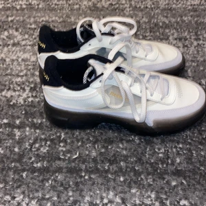 Cardi b skor storlek 38 - Cardi b skor bra kvalitet, aldrig använda. 