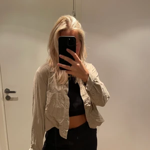 Skjorta - Croppad skjorta från zara, ostruken på bilden därav skrynklig. Bra skick, nästan oanvänd.