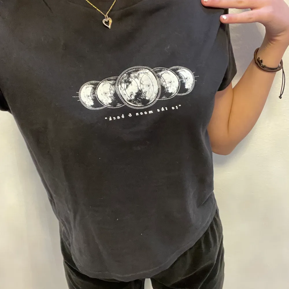 En t-shirt med texten ”to the moon and back” i storlek S som inte används längre, trycket är ej skadat ( köpare står för frakt & inga återbetalningar). T-shirts.