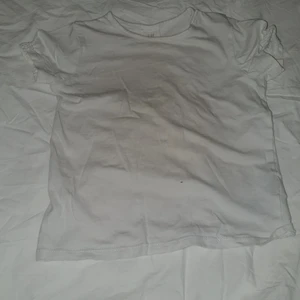 T-shirt barn strl 86 - T-shirt till barn, storlek 86. Rensar på vinden, kommer lägga ut en hel del grejer. Kan skickas, då du betalar frakten.