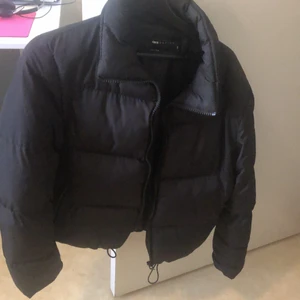 ASOS Design pufferjacka - som ny - Svart pufferjacka, varm , snygg och använd ett fåtal gånger, ser ny ut. Dolda fickor på sidorna. 
