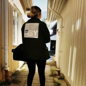 Stüssy Coach jacka - Missfärgningar på insidan men borde gå bort i tvätten! Tjockare så funkar i kalla väder också! 