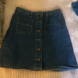 En jättefin jeans kjol som jag har köpt från myrorna för 65kr💗