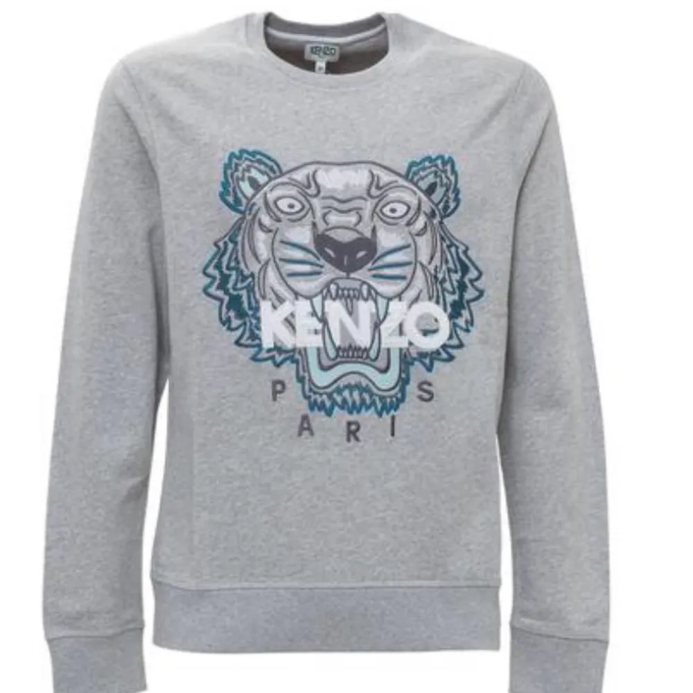 Äkta kenzo tröja strl S passar t både brud o gran nypris 2072kr säljs för 400 hundra säljs för jag har bytet still kan både fraktas o mötas köparen står för frakten möts i Malmö eller Lund . Tröjor & Koftor.