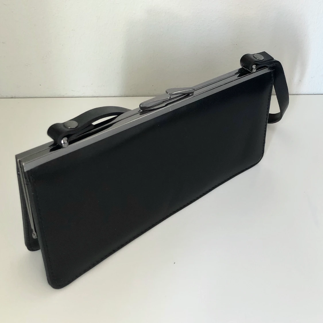 Liten svart handväska