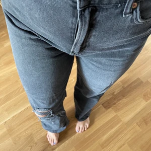 Gråa jeans H&M - Sparsamt använda långa vida jeans. Står storlek 42 i de men de är mer som en 38/40, alltså små i storleken! 