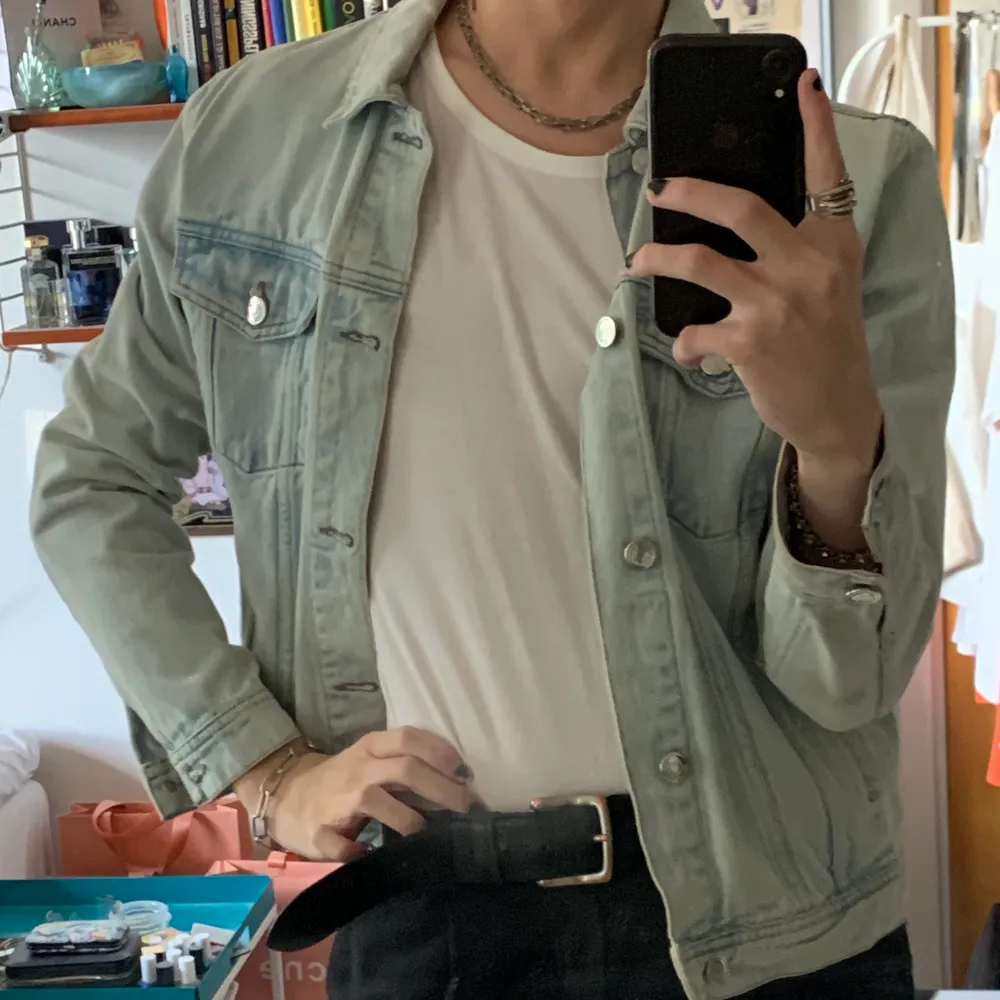 Snygg vintage jeansjacka från Samsøe. Ljust jeanstyg med hög kvalitet. Tight på mig som är 185. Använd fåtal gånger,  perfekt skick. Nypris 1500kr. Jackor.