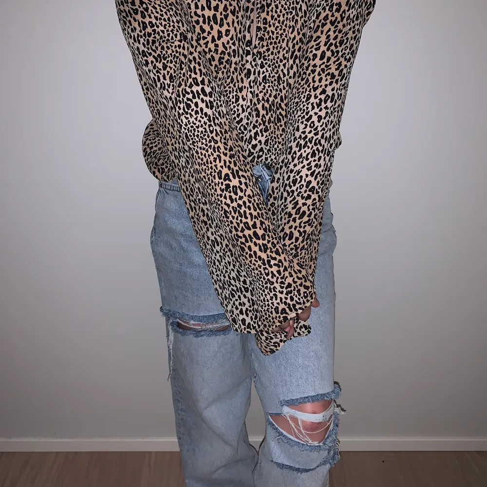 Säljer denna leopard blusen, för den är lite vuxen för mig. Skulle vara väldigt fint men ett par snygga kostym byxor och den blusen med ett par snygga skor.    Storlek 34 men den är lite större i storleken  . Blusar.