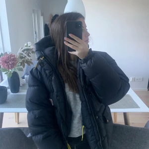 Fjällräven jacka - Säljer denna fjällräven jacka i storlek xs, väldigt stor i storleken så sitter som M. Jackan är i nyskick utan defekter, möts i Stockholmsområdet annars STÅR KÖPAREN FÖR FRAKT alltså ej gratis som det står i annonsen! Buda från 2600 kr! Skriv för frågor osv kram!❤️ skriv till mig privat så kommer vi överens om direkt priset