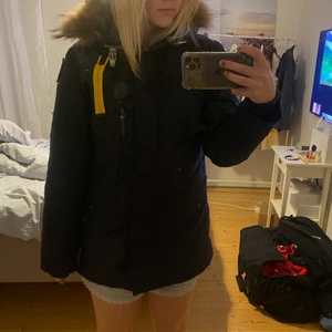 Parajumper jacka - Säljer nu min as varma parajumper jacka, fick den så vet ej om den är äkta eller inte därav priset men den känns och ser ut att vara äkta💕 vill gärna få såld så priset kan diskuteras 