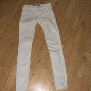 Hollister jeans  - Vita hollister jeans, knappt använda, strl.31 