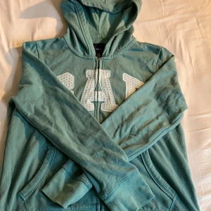 GAP tröja - Säljer denna tröja från GAP pga den har börjat bli lite för kort i ärmarna🧡✨  Storleken säger att den är  XXL för 14-16 åringar men jag skulle säga att den är mer som en XS💫🍁