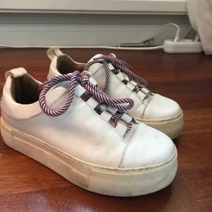Vita Sneakers  - Vita sneakers från selected femme. Storlek 36, fint använt skick💘💘