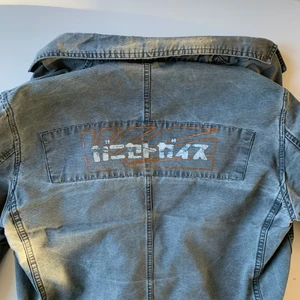 Jacka  - Superfin jacka, med häftiga tryck.