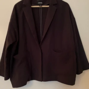 Svart kavaj/jacka från Monki, storlek M - Svart jackliknande kavaj från Monki i storlek M. Cool men tyvärr för stor för mig. Har nog några år på nacken, köpte den begagnad. Frakt ingår ej. Pris kan diskuteras. 