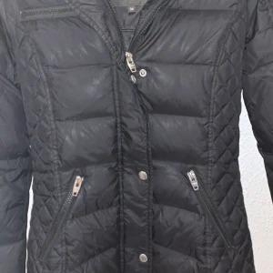 Rockandblue, mellemlang model - Varm rockandblue vinterjakke, mellemlang model, med sort pels. str xs/s. Brugt et par gange, ellers fejler den ikke noget udover lidt misfarvning på lynlås, men det ses ikke når man har den på