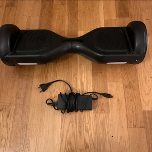 Hoverboard IO - Det är en fullt fungerande Hoverboard. Köpt för 3000 kr. Fint skick och kommer med laddare. Meddela: 073 724 43 30 vid intresse.😊. Obs! Pris kan diskuteras.