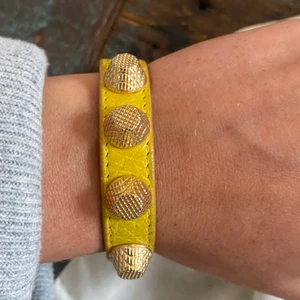 Balenciaga Armband - Balenciaga giant stud bracelet, i väldigt bra skick, endast använt några ggr. Ordinarie pris 2600sek. Äkta, kommer med dustbag. Endast seriösa köpare!  Storleken är mellan 15.5 cm- 19 med tre olika hål
