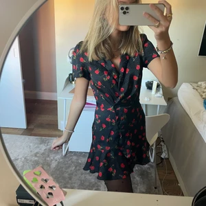 Klänning - Säljer en ursnygg klänning / playsuit som är knappt använd och i otroligt bra skick. Jag skulle säga att denna passar lika bra till sommaren så som vintern. Älskar detta plagg men har tyvärr inte funnit användning för den. Frakten ingår inte i det angivna priset❤️ Köptes för ca 30€ / 300kr för 2 år sen och har använts max 3 gånger.