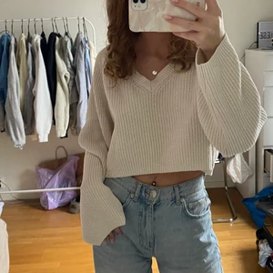 Stickad tröja - Jättefin stickad tröja från BikBok🤍 Knappt använd och i jättefint skick! Storlek XS men passar även mig som har S. Nypris: 500kr