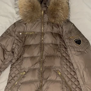 Rockandblue jacka - Säljer denna jackan då den tyvärr inte kommit till användning! Den är äkta och i den längre modellen. Jackan är i storlek 38 men sitter som en 36. 😊 Skriv privat för fler bilder, pris kan diskuteras. 