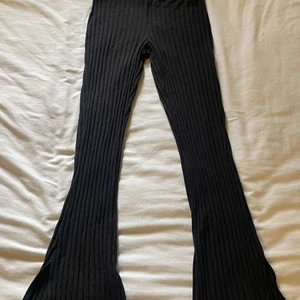 ! - Säljer denna svarta utsvängda leggings med slits på sidorna:)