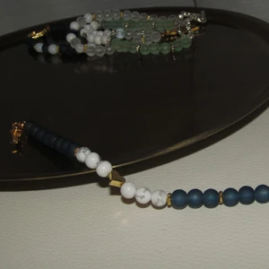 Armband - Handgjort armband av högkvalitét material med guldfärgade detaljer och lås. Hjärtat i mitten omfångas av stenar i howlit. Howlit sägs ge energi och minskad stress för den som bär den. Frakt ingår.