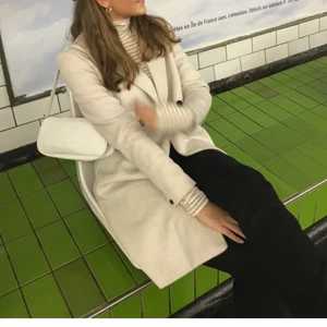 Beige kappa - Säljer nu min fina fina beiga kappa från Vero Moda i storlek M. Skulle dock säga att den passar en XS/S mer om man vill kunna ha större plagg under. Inga defekter alls! Så perfekt till hösten🍁🍃💕