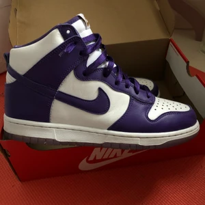 Nike dunk high ” varsity purple” - Lila Nike dunk high  i storlek 42,5, använda Max 2 gånger, alltså i väldigt fint skick. Säljes för 1500kr + frakt ❤️‍🔥