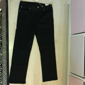 Helt nya svarta byxor, midrise - Fina svarta byxor som är midrise och har raka ben som slutar lite nedanför anklarna. De är helt oanvända och har lapparna kvar i både fram och bak. De har bra passform och funkar nog för både 40 och 42 dock är de storklek 40 och det är storleken jag skulle rekommendera !! Dom är super sköna och ett klassiskt par som alltid behövs i garderoben (jeans)