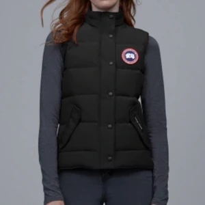 Canada goose väst dam svart  - Den har inga fel, inga hål ingenting. Säljer för jag använder inte den längre.  