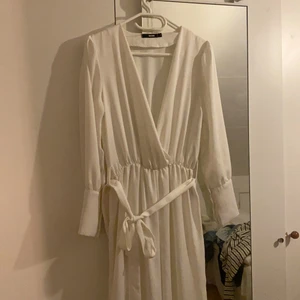 Super fin och vacker playsuit!!!!  - Perfekt till fest, middagar, nyår eller skolavslutning! En playsuit med långa ben i storlek S. Jag är dessvärre mer M nu. ANVÄND EN GÅNG!  Breda långa ben! V ringad, bälte tillkommer, går att ta av! 