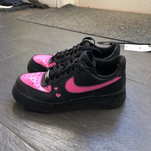 Nike air force 1 - Hej! Säljer dessa snygga air force som jag målat detaljer på. Priset är 550 kr och då ingår frakt. 