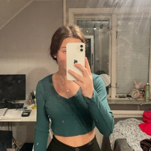 En topp - En mörkgrön top som är väldigt skön, men säljes då jag inte har någon användning för den🌟❤️