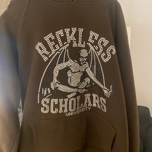 Reckless Scholars hoodie - brun - Skön hoodie, används inte längre. Storlek L och sitter som en L. Funkar om man är M men vill ha oversized