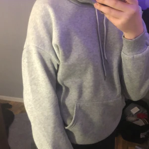 Grå hoddie  - Grå hoddie i storlek S. Är lite för liten för mig💗 väldigt mjuk och skön på insidan💓
