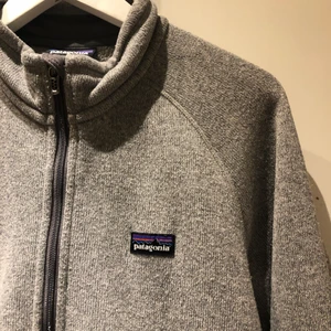 Fleece från Patagonia strl M - Jättefin grå fleece från Patagonia. Det är en herrmodell men passar även en tjej i storlek M. Köpt på tradera men säljer pga passade inte. 