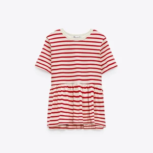 Randig tröja, zara - Säljer nu min superpopulära och fina tröja från zara, oanvänd!! Säljer den pga att den inte riktigt passar och jag hann inte lämna tbx den❤️