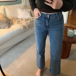 Na-kd, jeans, strl 36 - Sköna jeans med snygg passform. Sparsamt använda.