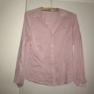 Skjorta  - En ros vit randig skjorta som jag inte använder 
