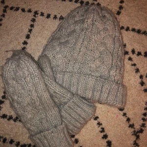 Stickad mössa + vantar  - SÅ gulligt set med vantar och en tjock (!) mössa. Kolla bara hur gullig jag är i det 🥺 Håller dig varm heeela vintern. Så gott som nya 