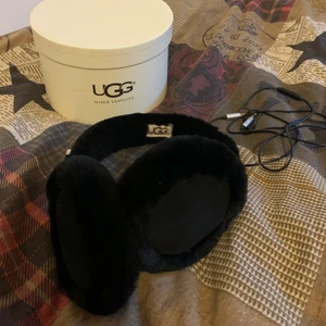 Hörlurar on-ear  - Varma och sköna hörlurar, dem är i superskick och nästan oanvända. Jag har använt dem 1-2 gånger under 1,5 år. Det är runt uttag men funkar super att ha en adapter till om du tex har IPhone. Det är från märket uggs och helt äkta. I butik kostar dem ca 1000kr men säljer dem för billigare pris eftersom att dem är lite äldre men som i nyskick