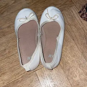 Ett par vita skor 