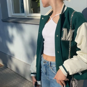 Jacka från h&m  - Säljer denna jättefina jackan från h&m i storlek xxs från h&m men den är oversized och väldigt stor i storleken, den är knappast använd och är i bra skick. Köpte för 500kr och säljer för 300kr ink frakt 💖