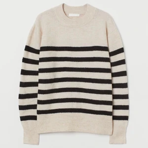 Randig stickad tröja - (Lägger ut igen pga oseriös köpare). Säljer denna populära fina stickade tröja då den tyvärr inte kommer till användning i min garderob så tänker att den kan få mer användning i någon annans💓🌸☺️ Endast använd 3 gånger så den är i nyskick. ‼️Skicka privat meddelande till mig för att buda‼️  💗Köp direkt för 200kr💗