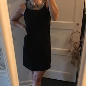 Svart klänning  - Oanvänd svart klänning från weekday med fina silverringar på axelbanden. Kan användas hela året runt 🙏🏻 köparen står för frakt ✨