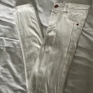 Vita jeans från Gina Tricot. Använda men har fortfarande att ge. Storlek XS