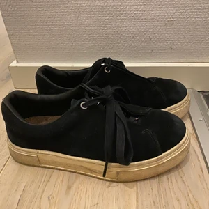 Eytys doja - Säljer mina svarta eytys doja i mocka. Storlek 37. Nypris 1800kr, mitt pris 470kr