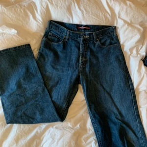 Låg midjade Lee jeans - Skitsnygga lågmidjade Lee jeans❤️ insydda i midja🥰 passar s/m/l beroende på passform 🤩