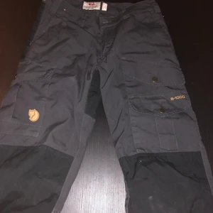 Fjällräven Byxor  - Äkta fjällräven str (Eu:34) (US:26) Length:Regular.   Skulle säga att de passar S/Xs Andvänd kanske 2 gånger Nypris 1600